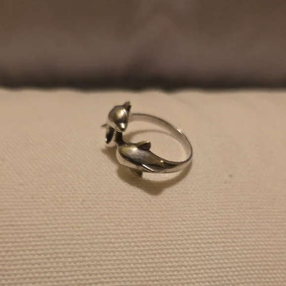 925 Stamped Sterling Silver Dual  Dolphins Ring Sz 8.5 - Picture 3 of 6